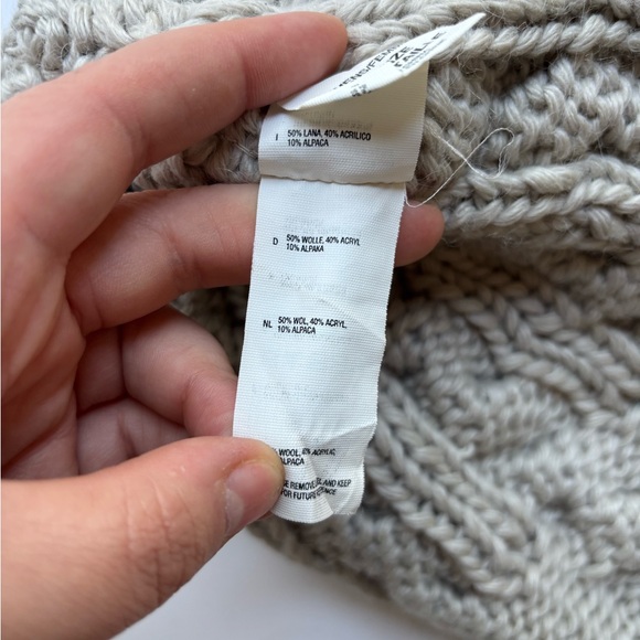 The North Face Women's Knit Braided Gray Beanie - Picture 4 of 5